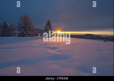 Paesaggio invernale al tramonto, parco naturale dello Sciliar, Sud Tirolo, Alto Adige, Italia, Europa Foto Stock