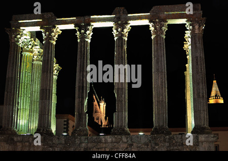 Portogallo Alentejo: tempio romano della città storica Évora di notte Foto Stock