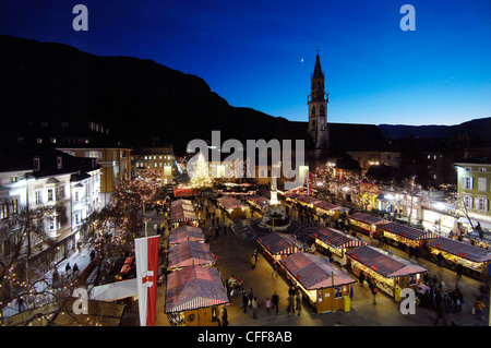 Mercatino di Natale di fronte la Cattedrale di Bolzano in serata, Bolzano, Alto Adige, Alto Adige, Italia, Europa Foto Stock