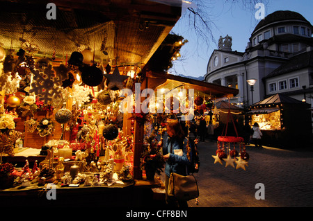 Acceso si spegne al mercatino di natale di sera, Merano, Alto Adige, Alto Adige, Italia, Europa Foto Stock
