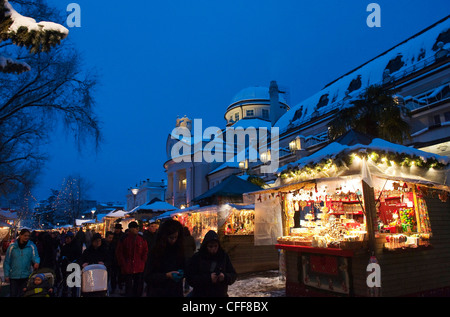Acceso si spegne al mercatino di natale di sera, Merano, Alto Adige, Alto Adige, Italia, Europa Foto Stock