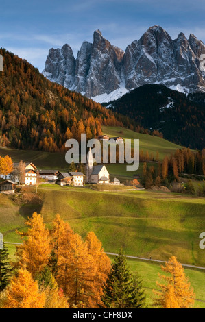 Villaggio di montagna a Santa Maddalena di fronte Geisler mountain range in autunno, Valle di Villnoess, Sud Tirolo, Alto Adige, Italia Foto Stock