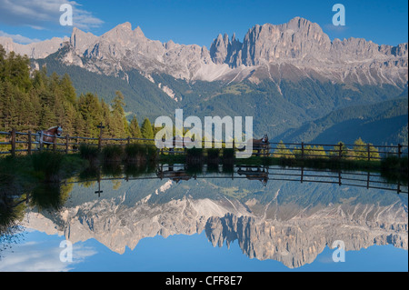 Riflessioni di montagne sul lago Wuhn, Valle di Tiersertal, Sud Tirolo, Alto Adige, Italia, Europa Foto Stock