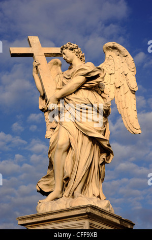 Italia, Roma, statua angelo sul ponte Sant'Angelo, angelo con la croce Foto Stock