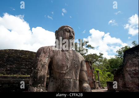 Una statua di Buddha nel Vatadage reliquia circolare di una casa in pietra scolpita edificio all'antica città di Polonnaruwa Sri Lanka Foto Stock