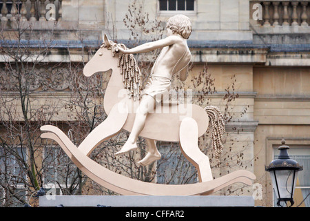 Vista generale delle strutture impotente figura 101, noti anche come Golden Boy da artisti Elmgreen & Dragset in Trafalgar Square, Londra Foto Stock