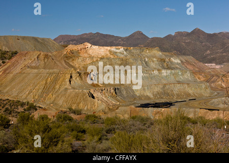 Ray Miniera di Rame, vicino a Superior; Arizona, Stati Uniti. Enorme miniera a cielo aperto. Foto Stock