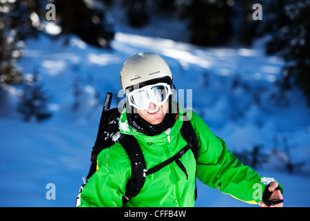 Un buon sciatore sorrisi dopo lo sci di polvere fresca in Colorado. Foto Stock