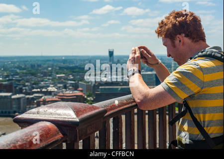 Londra, Regno Unito, Gran Bretagna, Antenna Skyline, Panorama Cityscape, dalla Cattedrale di San Paolo, Maschio Teen turistica prendendo le foto Foto Stock