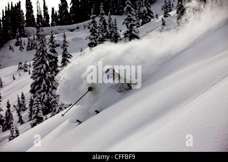 Un athletic sciatore lacerazioni profonde fresco in polvere si trasforma nel backcountry su un giorno di tempesta in Colorado. Foto Stock