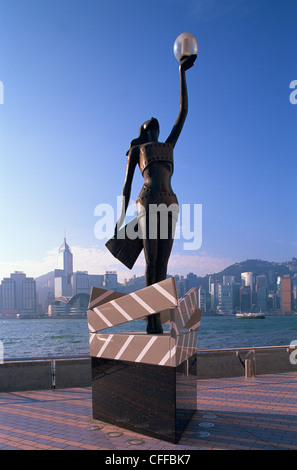 Cina, Hong Kong Kowloon, Tsim Sha Tsui, Avenue of Stars, Hong Kong Film Awards statua con skyline della città in background Foto Stock