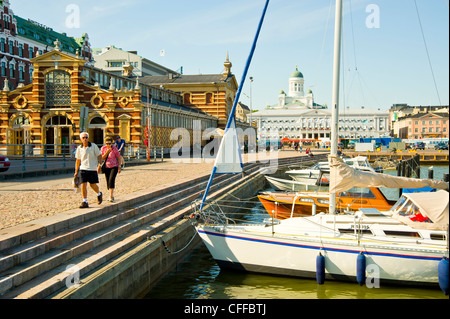 Eteläsatama sud Porto Helsinki Finlandia con la Cattedrale Luterana Tuomiokirkko sullo skyline e mercato coperto sul lato sinistro Foto Stock