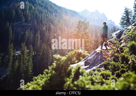 Un giovane uomo di escursionismo si affaccia sulla valle in Wyoming. Foto Stock