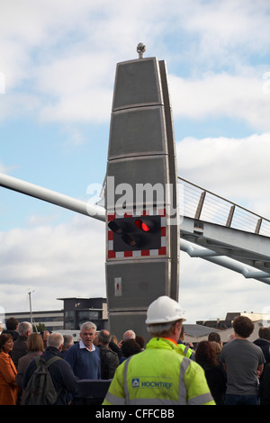 La folla a guardare il sollevamento del ponte in corrispondenza della apertura del nuovo twin vele il sollevamento ponte che attraversa il porto di Poole in Poole, Dorset Regno Unito il 25 febbraio 2012 Foto Stock