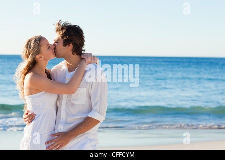 Giovane baciare sulla spiaggia Foto Stock