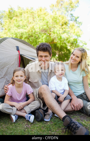 Un padre e una madre prendere i loro bambini camping Foto Stock