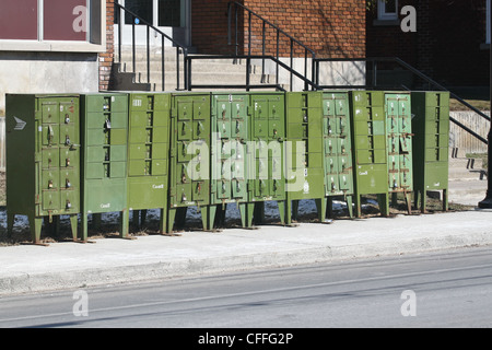 Fila di verde le caselle di posta con lucchetti Foto Stock