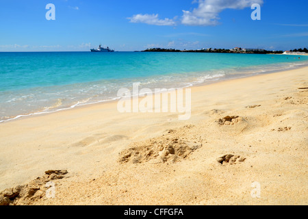 Foto paesaggistica della spiaggia di baia con impronte nella sabbia, acque turchesi e orizzonte. Foto Stock