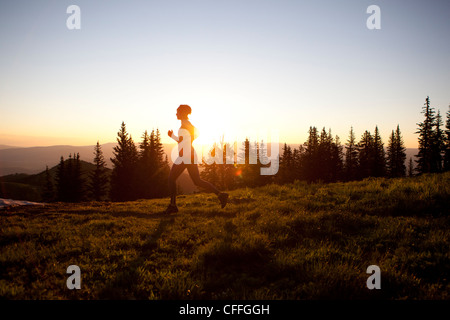 Una donna su un inizio di mattina eseguito su Wasatch Crest Trail. Foto Stock