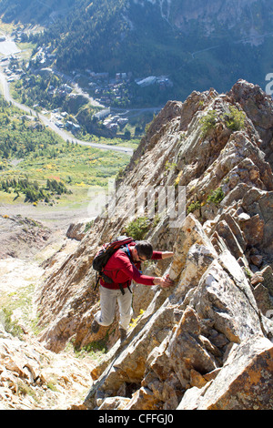 Un uomo godendo di un autunno escursione sulla cresta sud del monte Superior, Utah Foto Stock