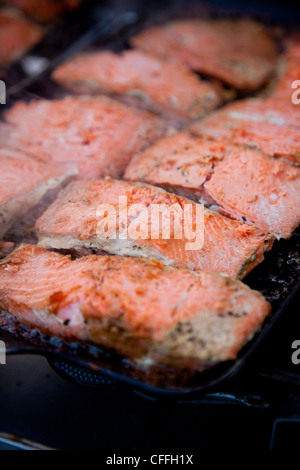 Il salmone selvatico cottura su stufa di camp. Foto Stock