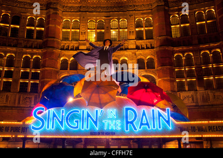 Singin' sotto la pioggia insegna al neon e ombrello visualizzare pubblicità musical Palace Theatre West End di Londra Inghilterra REGNO UNITO Foto Stock