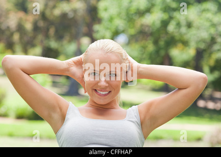 Sportive facendo sit ups nel parco Foto Stock