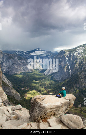 Giovane donna escursionismo la Yosemite Falls trail. Parco Nazionale di Yosemite, CA Foto Stock