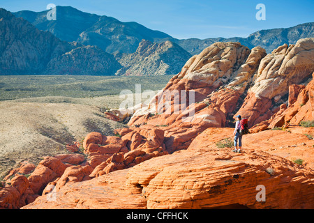 Un escursionista in colline di Calico, il Red Rock Canyon National Conservation Area, Nevada, Stati Uniti d'America. Foto Stock