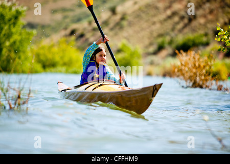 Una donna pagaie in legno kayak, Bear Lake. Foto Stock