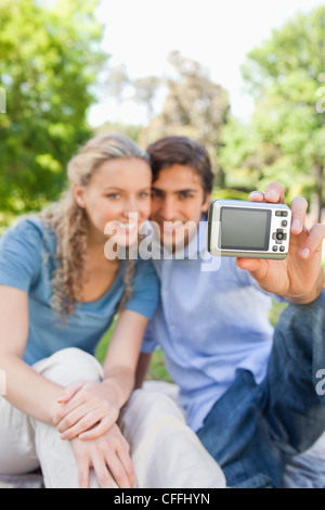 Telecamera essendo utilizzato da un paio di scattare foto nel parco Foto Stock