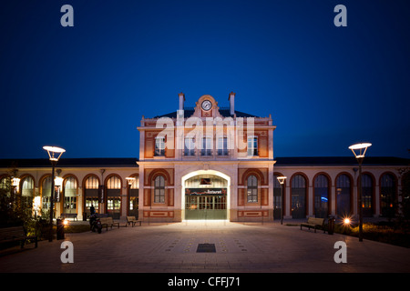 La Vichy stazione ferroviaria, ristrutturato nel 2009, che ospita il ristorante del cuoco francese Pierre-Yves Lorgeoux. Foto Stock