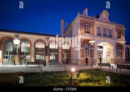 La Vichy stazione ferroviaria, ristrutturato nel 2009, che ospita il ristorante del cuoco francese Pierre-Yves Lorgeoux. Foto Stock