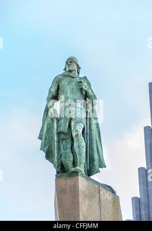 Statua in bronzo che commemora Leif Eriksson in piedi che guarda ad ovest verso l'oceano e America, a Hallgrimskirkja, Reykjavik, la città capitale di Islanda Foto Stock