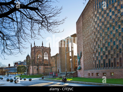 St Michael's cattedrale con il bombardato le rovine della vecchia cattedrale a sinistra, Coventry, West Midlands, England, Regno Unito Foto Stock