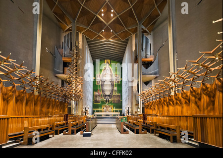 La navata della nuova cattedrale di St Michaels con Graham Sutherland la tappezzeria della 'Cristo nella gloria alla fine, Coventry, West Midlands, Regno Unito Foto Stock