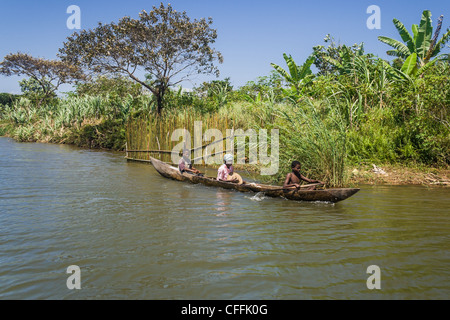 Piroga nel canale di Pangalanes, est del Madagascar Foto Stock