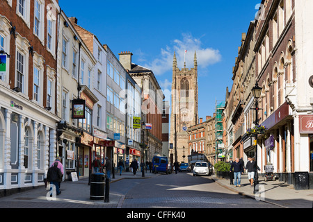 Visualizza in basso cancello di ferro nel centro cittadino che guarda verso la cattedrale, Derby, Derbyshire, East Midlands, England, Regno Unito Foto Stock