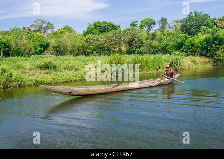 Piroga nel canale di Pangalanes, est del Madagascar Foto Stock