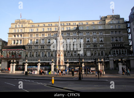 Charing Cross Hotel e la stazione ferroviaria di Londra di ingresso Foto Stock