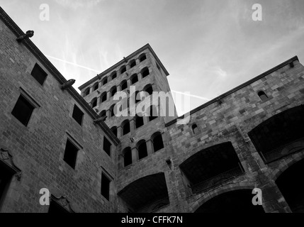 Antico edificio di Barcellona centro storico in bianco e nero. Foto Stock
