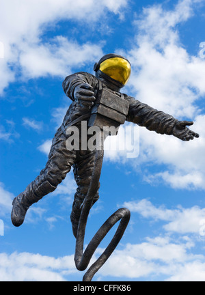 La scultura di un astronauta al di fuori del centro spaziale nazionale, Leicester, Leicestershire, England, Regno Unito Foto Stock