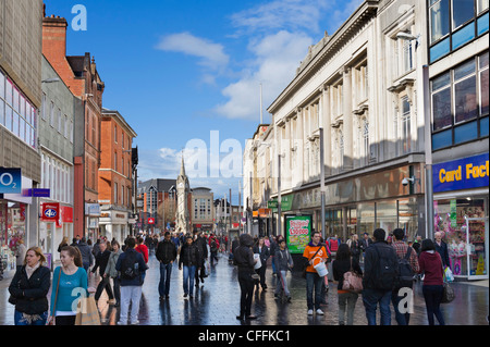 Negozi sul Gate Gallowtree guardando verso il Victorian clocktower nel centro della città, Leicester, Leicestershire, England, Regno Unito Foto Stock