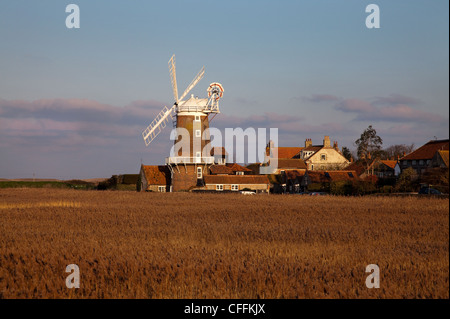 Cley windmill in modo preminente permanente sulla Norfolk salmastre Foto Stock