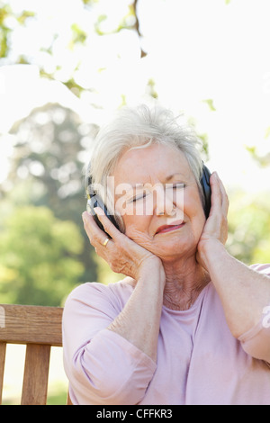 Donna con gli occhi chiusi mentre si ascolta la musica Foto Stock