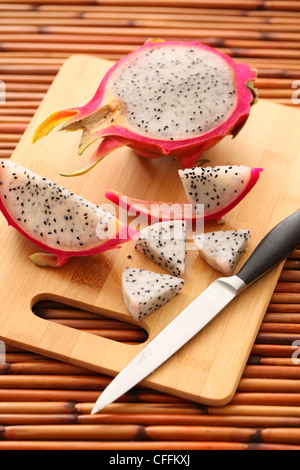 Dragonfruit affettare sul bordo di taglio Foto Stock