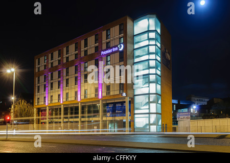 Premier Inn hotel di notte. Foto Stock