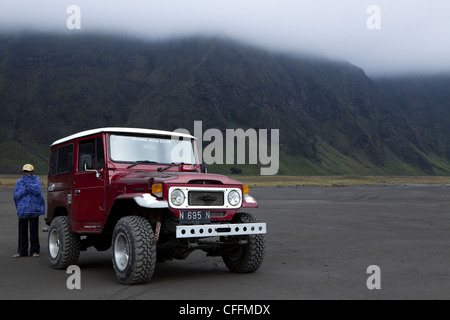 Tour in jeep nel mare di sabbia, vulcano Bromo, tempio, massiccio del Tengger, East Java, Indonesia, South Pacific Asia. Foto Stock