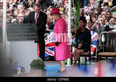 La regina e la duchessa di Cambridge il giovedì pomeriggio a Leicester. Foto Stock