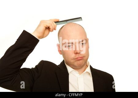 Uomo d affari con pettine è triste per la perdita di capelli Foto Stock